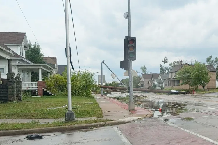 Tornado causes extensive damage, power outages in Fox Valley area